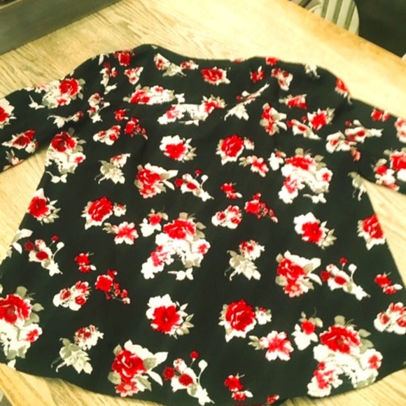 New! Flowered Blouse with Bell Sleeves - Picture 1 of 5